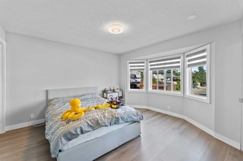 12 Cedargrove Road Sw, Calgary, AB - Indoor Photo Showing Bedroom
