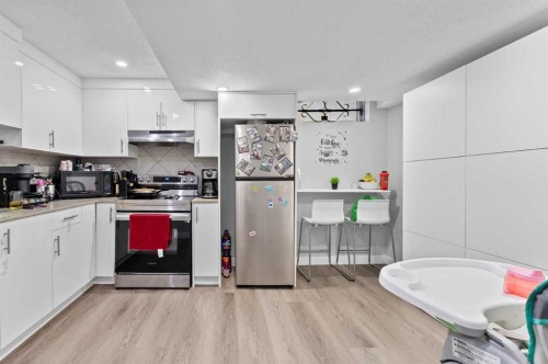 12 Cedargrove Road Sw, Calgary, AB - Indoor Photo Showing Kitchen
