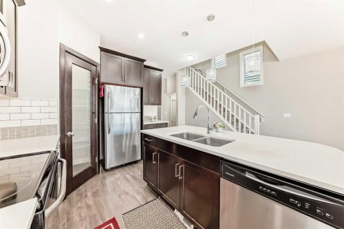 15 Evanscrest Way, Calgary, AB - Indoor Photo Showing Kitchen With Double Sink With Upgraded Kitchen