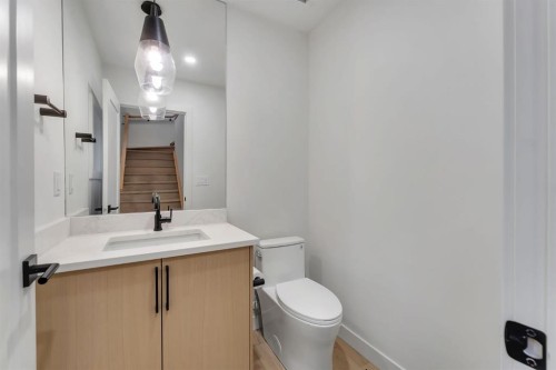 506 28 Avenue Nw, Calgary, AB - Indoor Photo Showing Bathroom