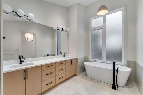 506 28 Avenue Nw, Calgary, AB - Indoor Photo Showing Bathroom