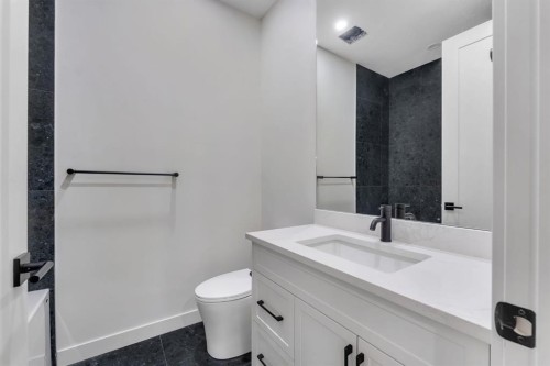 506 28 Avenue Nw, Calgary, AB - Indoor Photo Showing Bathroom