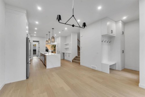 506 28 Avenue Nw, Calgary, AB - Indoor Photo Showing Other Room