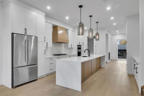 506 28 Avenue Nw, Calgary, AB - Indoor Photo Showing Kitchen With Upgraded Kitchen
