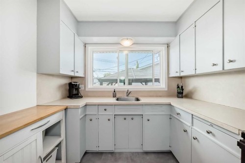 727 Macleay Road Ne, Calgary, AB - Indoor Photo Showing Kitchen