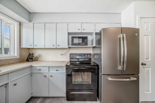 727 Macleay Road Ne, Calgary, AB - Indoor Photo Showing Kitchen