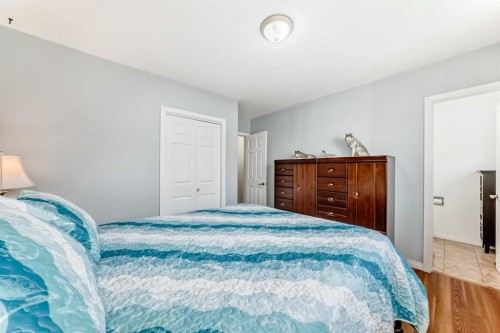 727 Macleay Road Ne, Calgary, AB - Indoor Photo Showing Bedroom