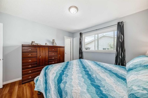 727 Macleay Road Ne, Calgary, AB - Indoor Photo Showing Bedroom