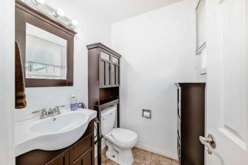 727 Macleay Road Ne, Calgary, AB - Indoor Photo Showing Bathroom