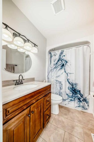 727 Macleay Road Ne, Calgary, AB - Indoor Photo Showing Bathroom