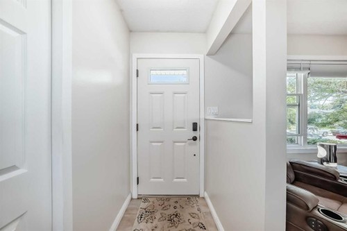 727 Macleay Road Ne, Calgary, AB - Indoor Photo Showing Other Room