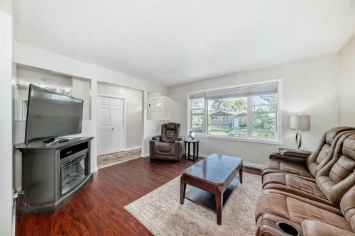 727 Macleay Road Ne, Calgary, AB - Indoor Photo Showing Living Room