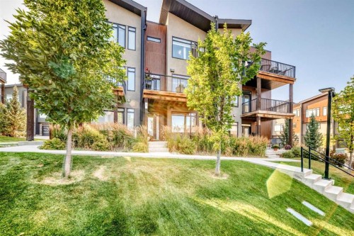 17 Royal Elm Green NW Calgary, AB T3G 0G8