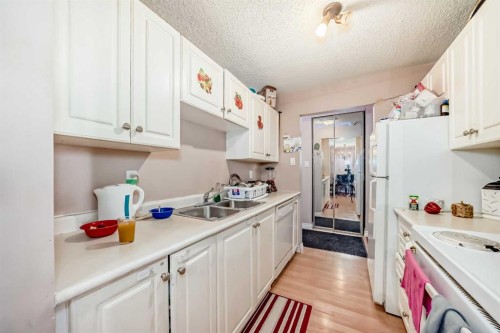 623-30 Mchugh Court Ne, Calgary, AB - Indoor Photo Showing Kitchen With Double Sink