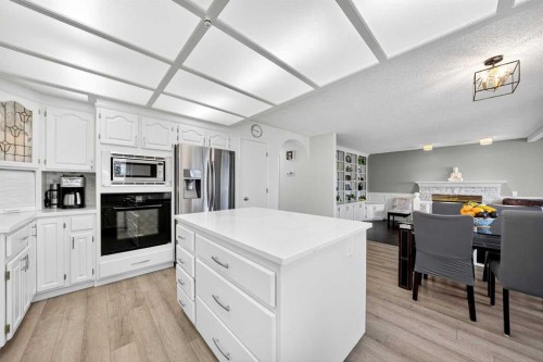1360 Shawnee Road Sw, Calgary, AB - Indoor Photo Showing Kitchen