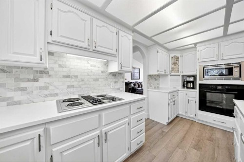 1360 Shawnee Road Sw, Calgary, AB - Indoor Photo Showing Kitchen