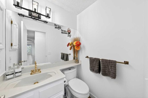 1360 Shawnee Road Sw, Calgary, AB - Indoor Photo Showing Bathroom