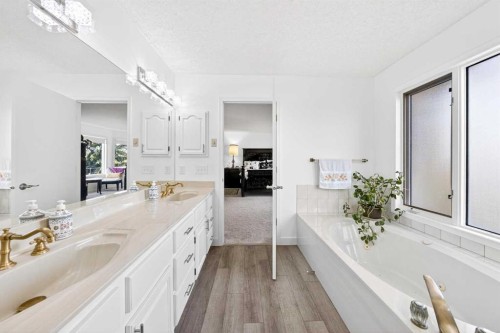 1360 Shawnee Road Sw, Calgary, AB - Indoor Photo Showing Bathroom