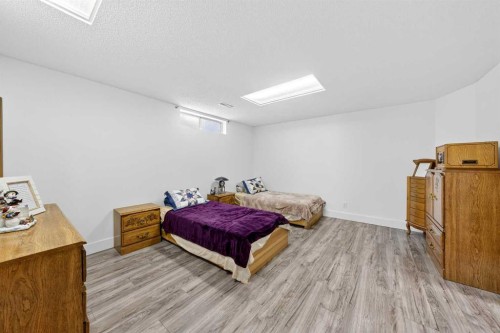 1360 Shawnee Road Sw, Calgary, AB - Indoor Photo Showing Bedroom