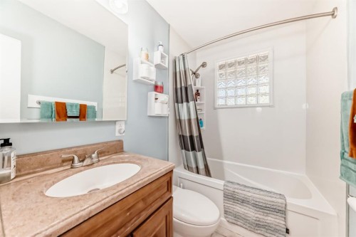 2443 Fir Drive Se, Calgary, AB - Indoor Photo Showing Bathroom
