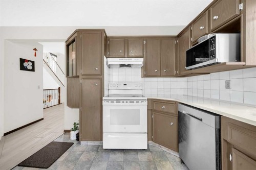 4 Fallingworth Bay Ne, Calgary, AB - Indoor Photo Showing Kitchen