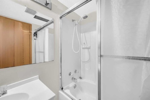 4 Fallingworth Bay Ne, Calgary, AB - Indoor Photo Showing Bathroom