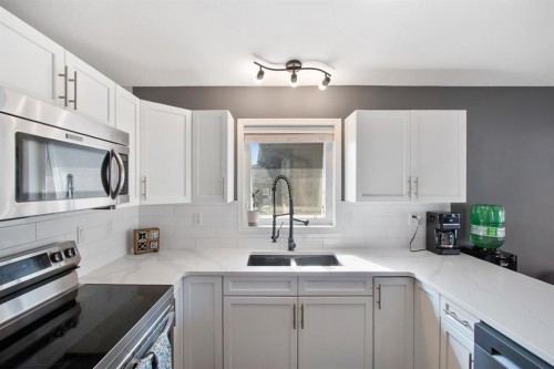 40 Douglas Close, Penhold, AB - Indoor Photo Showing Kitchen With Double Sink
