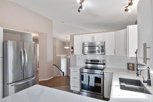 40 Douglas Close, Penhold, AB - Indoor Photo Showing Kitchen