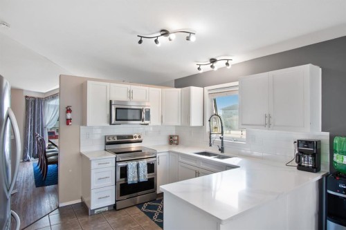 40 Douglas Close, Penhold, AB - Indoor Photo Showing Kitchen With Double Sink With Upgraded Kitchen