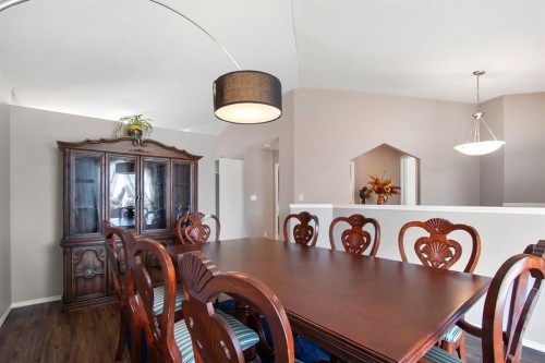 40 Douglas Close, Penhold, AB - Indoor Photo Showing Dining Room