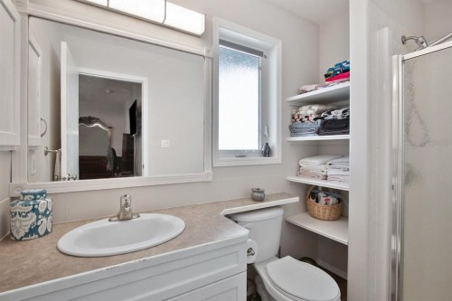 40 Douglas Close, Penhold, AB - Indoor Photo Showing Bathroom