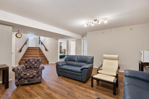 40 Douglas Close, Penhold, AB - Indoor Photo Showing Living Room