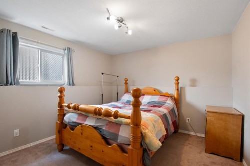 40 Douglas Close, Penhold, AB - Indoor Photo Showing Bedroom