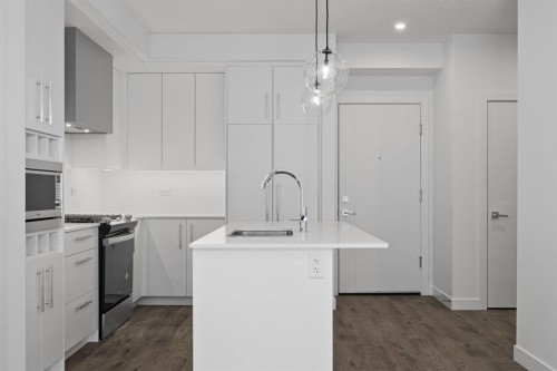 204-8370 Broadcast Avenue Sw, Calgary, AB - Indoor Photo Showing Kitchen With Upgraded Kitchen