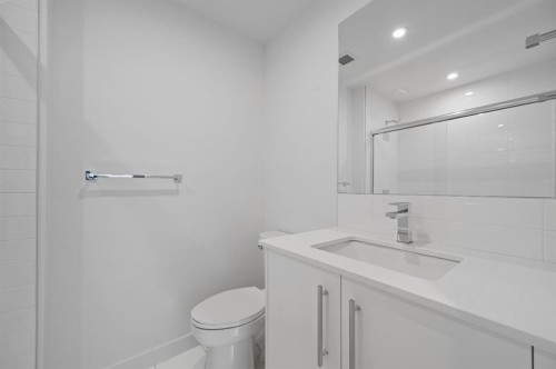204-8370 Broadcast Avenue Sw, Calgary, AB - Indoor Photo Showing Bathroom