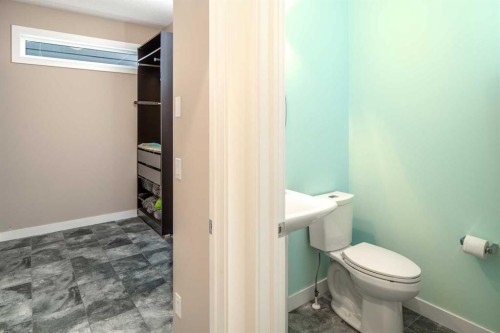 767 Shawnee Drive Sw, Calgary, AB - Indoor Photo Showing Bathroom