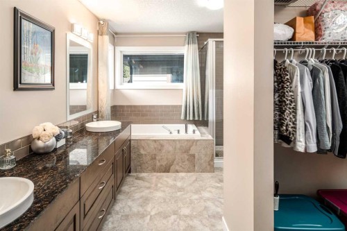 767 Shawnee Drive Sw, Calgary, AB - Indoor Photo Showing Bathroom