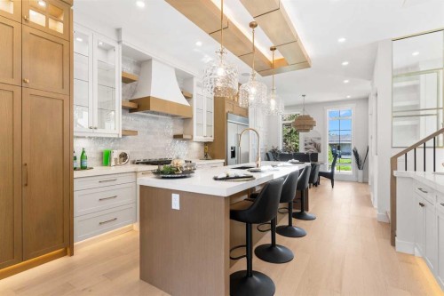 1425 44 Street Sw, Calgary, AB - Indoor Photo Showing Kitchen With Upgraded Kitchen