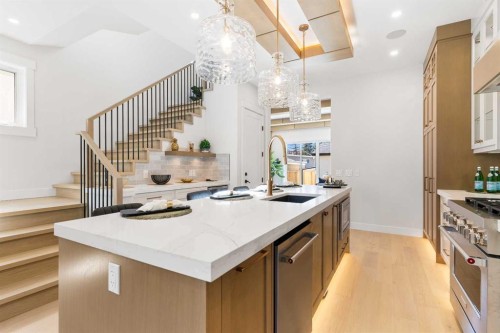 1425 44 Street Sw, Calgary, AB - Indoor Photo Showing Kitchen With Upgraded Kitchen