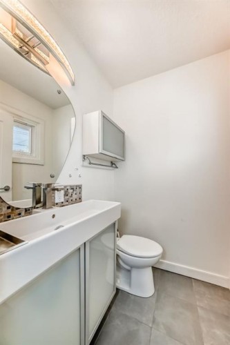 4139 Bowlen Street Nw, Calgary, AB - Indoor Photo Showing Bathroom