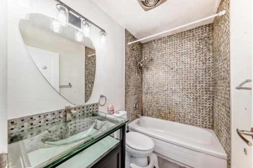 4139 Bowlen Street Nw, Calgary, AB - Indoor Photo Showing Bathroom