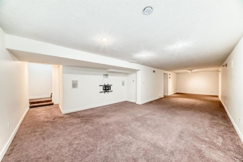 4139 Bowlen Street Nw, Calgary, AB - Indoor Photo Showing Other Room