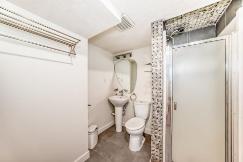 4139 Bowlen Street Nw, Calgary, AB - Indoor Photo Showing Bathroom