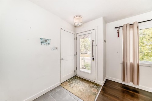 4139 Bowlen Street Nw, Calgary, AB - Indoor Photo Showing Other Room