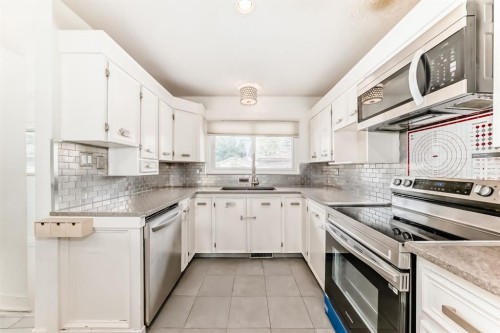 4139 Bowlen Street Nw, Calgary, AB - Indoor Photo Showing Kitchen With Upgraded Kitchen