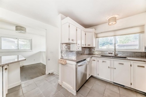4139 Bowlen Street Nw, Calgary, AB - Indoor Photo Showing Kitchen