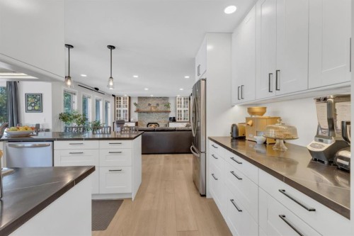 6018 58 Street, Olds, AB - Indoor Photo Showing Kitchen With Upgraded Kitchen