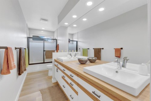 6018 58 Street, Olds, AB - Indoor Photo Showing Bathroom