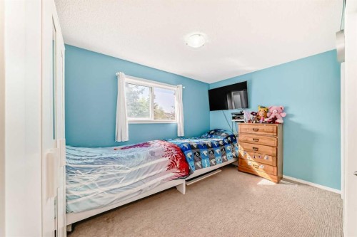 115 Saddlebrook Point Ne, Calgary, AB - Indoor Photo Showing Bedroom