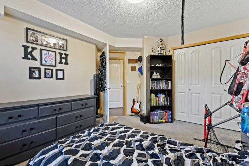 104-15 Everridge Square Sw, Calgary, AB - Indoor Photo Showing Bedroom